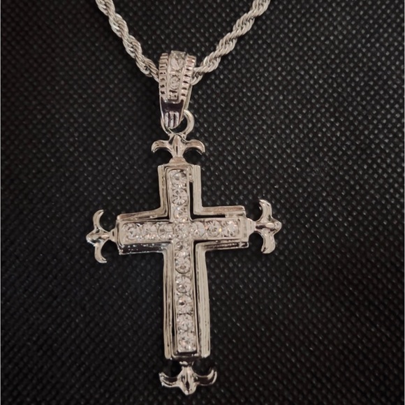 🛍🆕SILVER RHINESTONE CROSS NECKLACE - Picture 3 of 3
